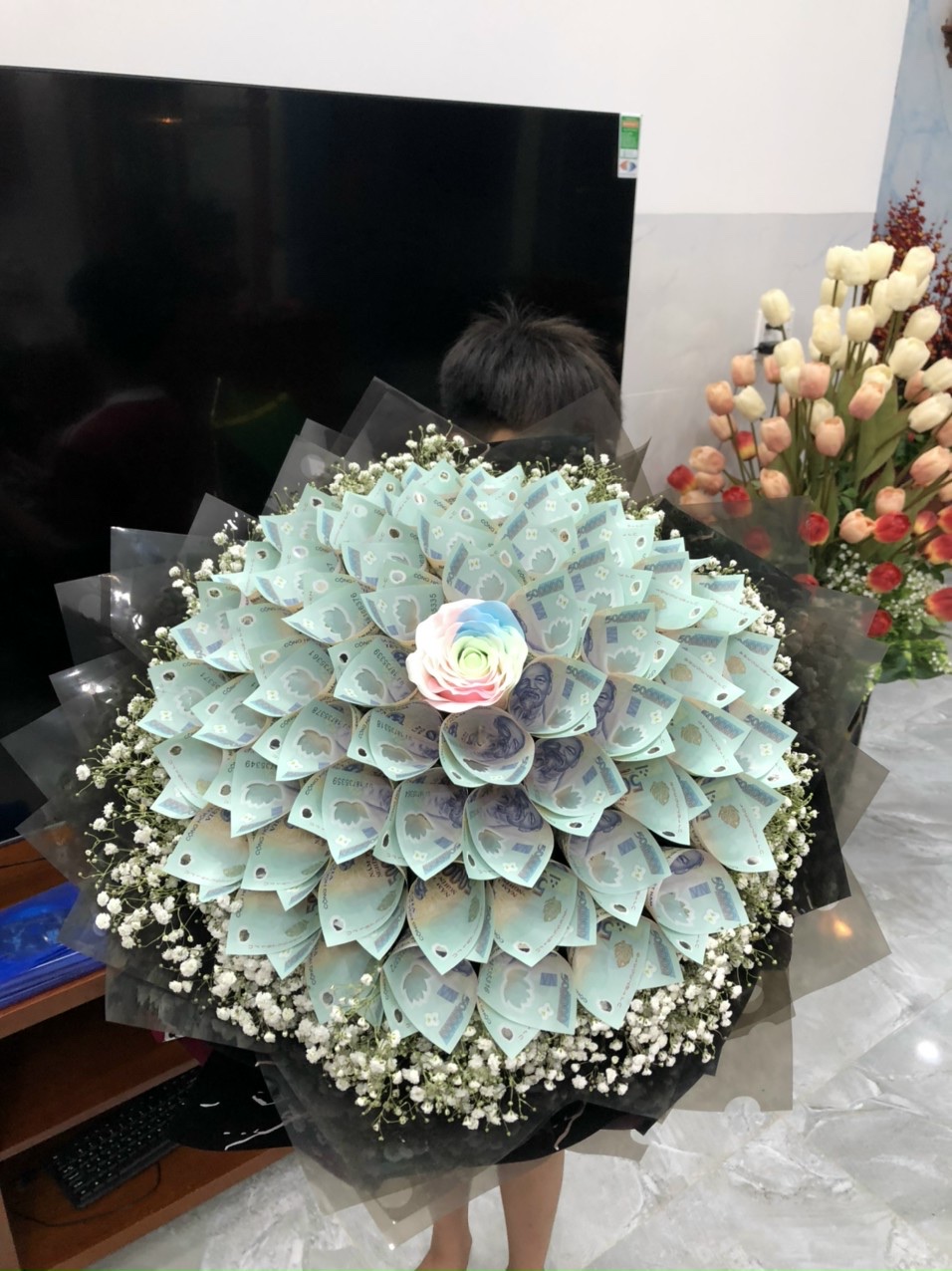 Bó hoa bằng tiền 200k (Chẳng thể thiếu em)